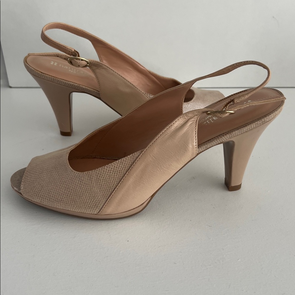 Elegant Naturalizer Nude Peep-Toe Sandals